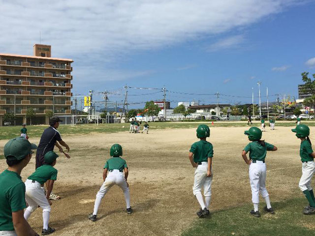 母衣小学校での学童野球の練習