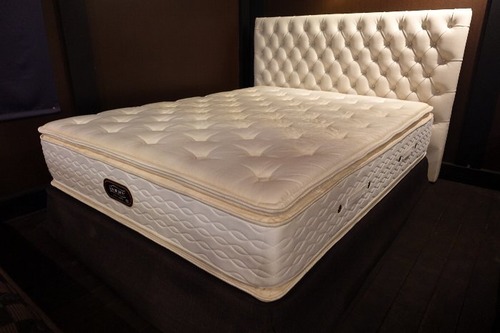 シモンズ・グロゼーユのエクリュにカスタムロイヤル・Qをセット : 住