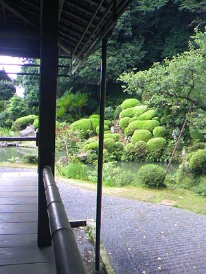 書院から見た庭園