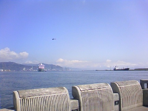 日本晴れの清水港に入港のクリスタルセレニティ