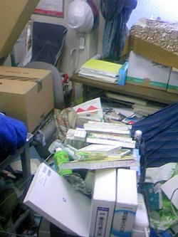事務所の積読の書籍類の散乱状態