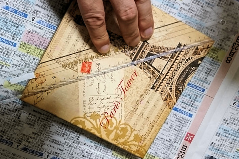 フタの中心を探す