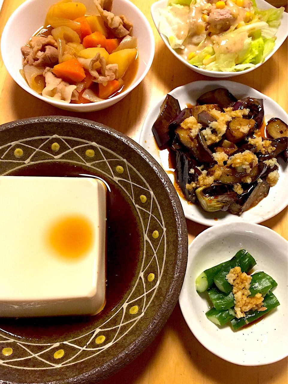 今日のパパのご飯
#肉じゃが
#豆腐
#サラダ
#きゅうりの生姜和え
#茄子の生姜和え
#桃屋のきざみしょうが SnapDish 料理カメラ