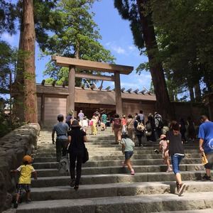 伊勢神宮内宮本殿前