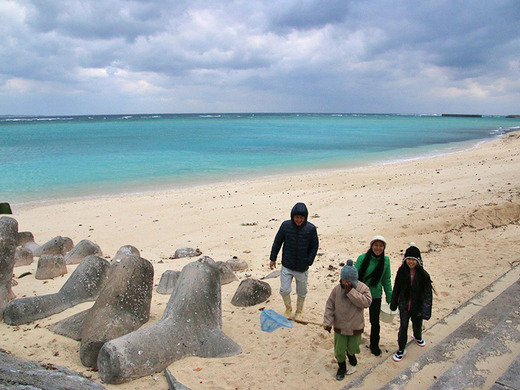 伊江島のビーチで魚さがし
