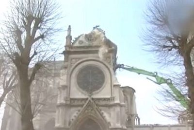 取り壊されるフランスの教会