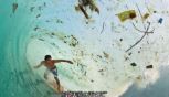 プラスチックゴミで汚染された海