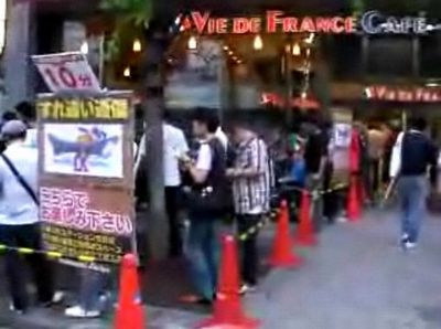 ヨドバシカメラ前でドラクエ9に興じる人々