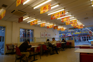 上海の有名な鶏料理チェーン店『振鼎鶏(Zhending Chicken ジェンディンジー)』。江南地方名物の蒸し鶏「白斬鶏(バイジャンジー)」をリーズナブルに食べられる地元でも大人気のお店「振鼎鸡」。