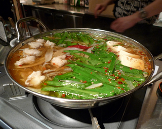 グルメな芸能人も多く通う、東京赤坂の博多もつ鍋「よかろう門」でモツ鍋を食す!