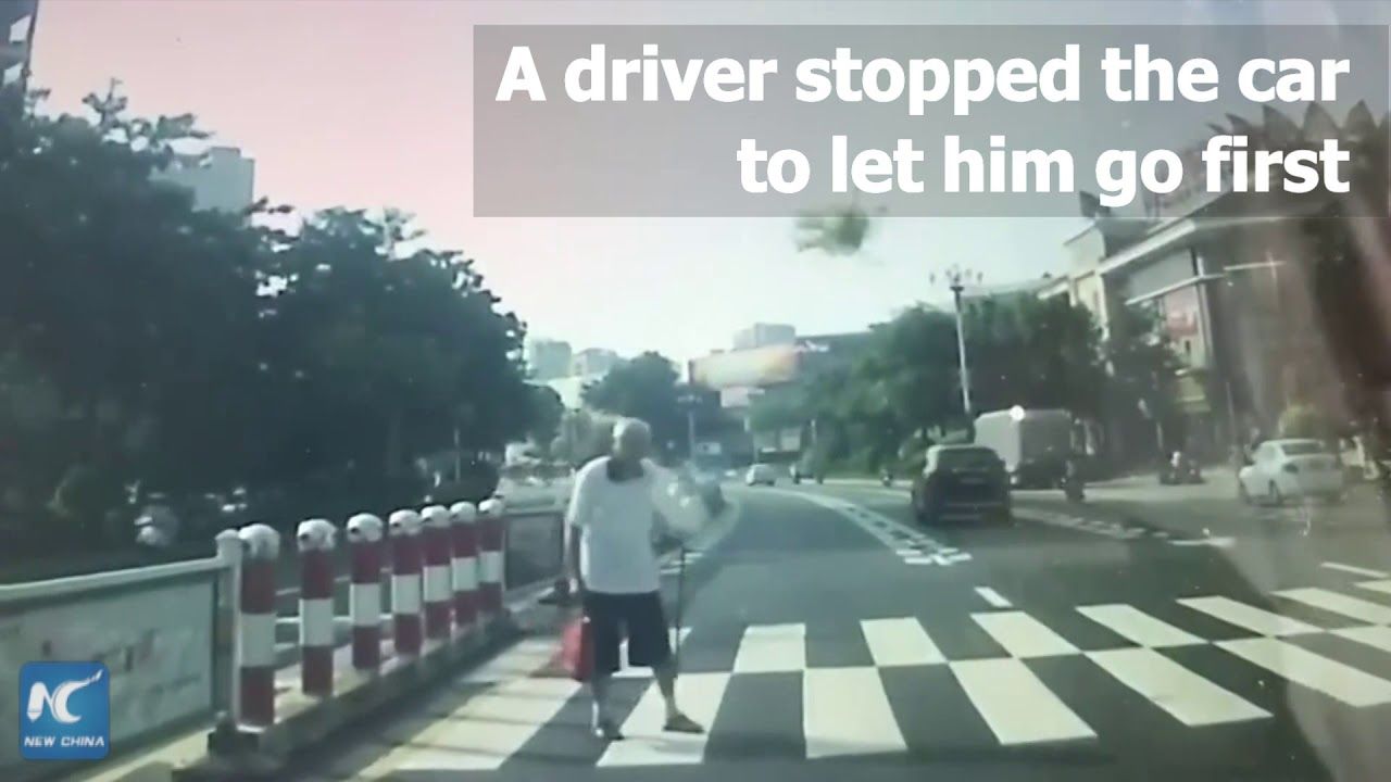 中国で横断歩道でドライバーにお辞儀をする老人の動画が人気に（海外の反応） 海外のお前ら 海外の反応