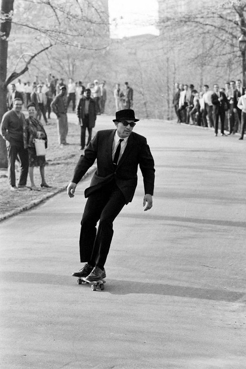 60年代に撮影されたスーツ姿でスケートボードを楽しむダンディな男性－海外反応 | ダンディズム