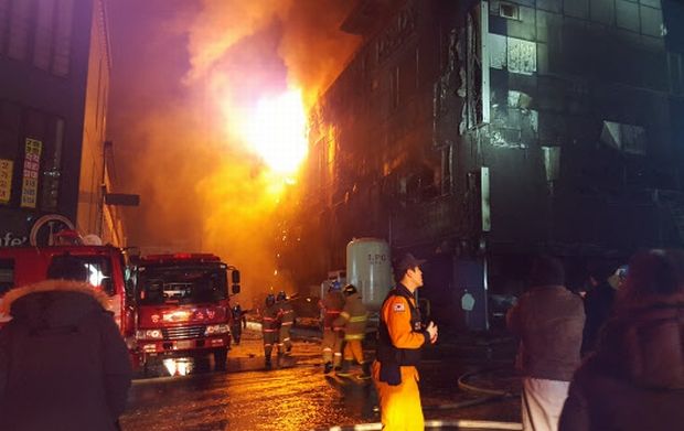韓国人「火災犠牲者と1時間電話で話していたのに…遅い救助活動に対する論争拡大」