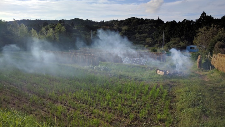1005煙棚引く天日干し