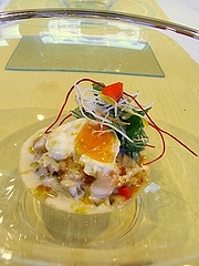 本マグロのタルタル、茄子のピューレと山ウドのクリーム。胡桃・パプリカ・プラムのコンポート入り