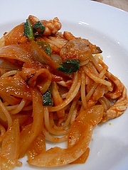 スパゲッティ スルメイカとハタマネギのフレッシュトマトソース