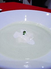 そら豆の冷たいスープ バニラ風味のアイス添え