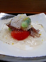 平貝・ホタルイカ・フルーツトマト・蓮芋(青芋茎 あおずいき)・甘野老(あまどころ)・土佐酢のジュレ
