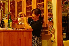 ワインを用意するMadame