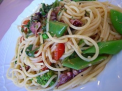 富山産ホタルイカと春野菜、有機トマトのスパゲティーニ バジリコ風味