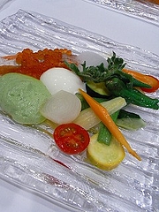信州サーモンのほんのり暖かなコンフィ、温泉卵とイクラ、採れたて信州野菜たんぷりで