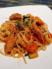 海老、ズッキーニ、フレッシュトマトのパスタ