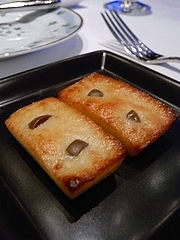 グリーンオリーブをのせた羊のチーズのフィナンシェ