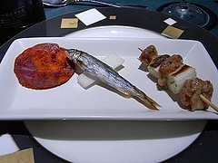 イベリコ豚のサラミ、稚鮎、せせりの焼き鳥