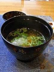 甘エビのお頭のお味噌汁、クレソンを散らして