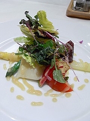 野菜の盛り合わせ ホワイトアスパラ以外は地物、ビーツ、紫蘇の花