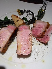 飯山産みゆきポークの炭火焼き、わらび菜とタケノコ、イタリアの白トリュフの塩
