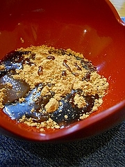 焙煎黄粉と手作りの黒蜜、お馴染みの吉野の葛餅