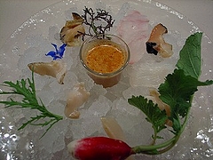 「氷と貝と魚」お刺身をトムヤムクンスープで
