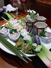 藻塩 朝づみの大根の花 こだいの笹ヅケ うまいなとおあげとしらすの和え物 ちぬクロダイ サバ ハリイカ スズき 菜の花ヅケで和えた 穴子