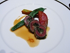 フランス産窒息鴨の野沢菜巻き、生姜ソース