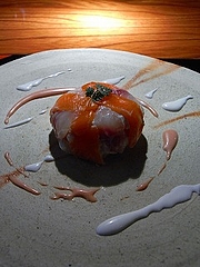 魚介を使ったクリュ サーモンとマダイ、中にホタテと野菜