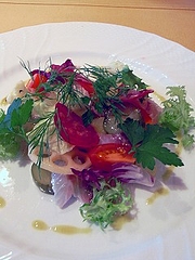 白身魚のマリネとコリアンダー風味の野菜のグレック添え