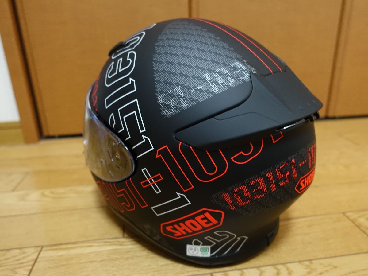マットブラックに白と赤の51,1031の大胆なグラフックがめちゃクールですd(^,^)ネ! この文字列にどんな意味があるのかといえば、 51,1031でSHOEI