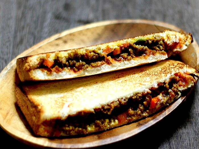 s-カレーそぼろのホットサンド2