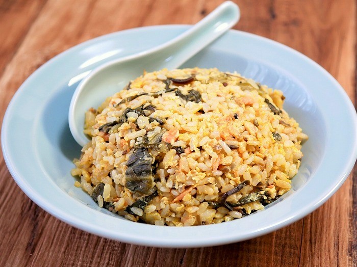 s-おにぎり具材で作る変わりたまごかけご飯(チャーハン)横