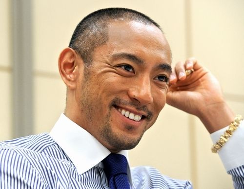 海老蔵「ちょっと今は大変なんや…取材とか勘弁してクレメンス…」