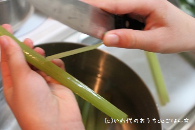 ふきの皮をむく