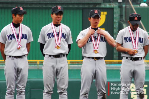 優勝メダル : 高校野球写真集(神奈川県) 優勝メダル : 高校野球写真集(神奈川県)