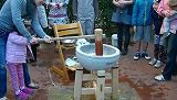 餅つき子供
