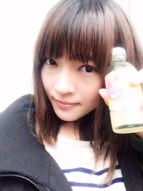 ジュースを持ちながら自撮りする伊藤しほ乃の画像♪