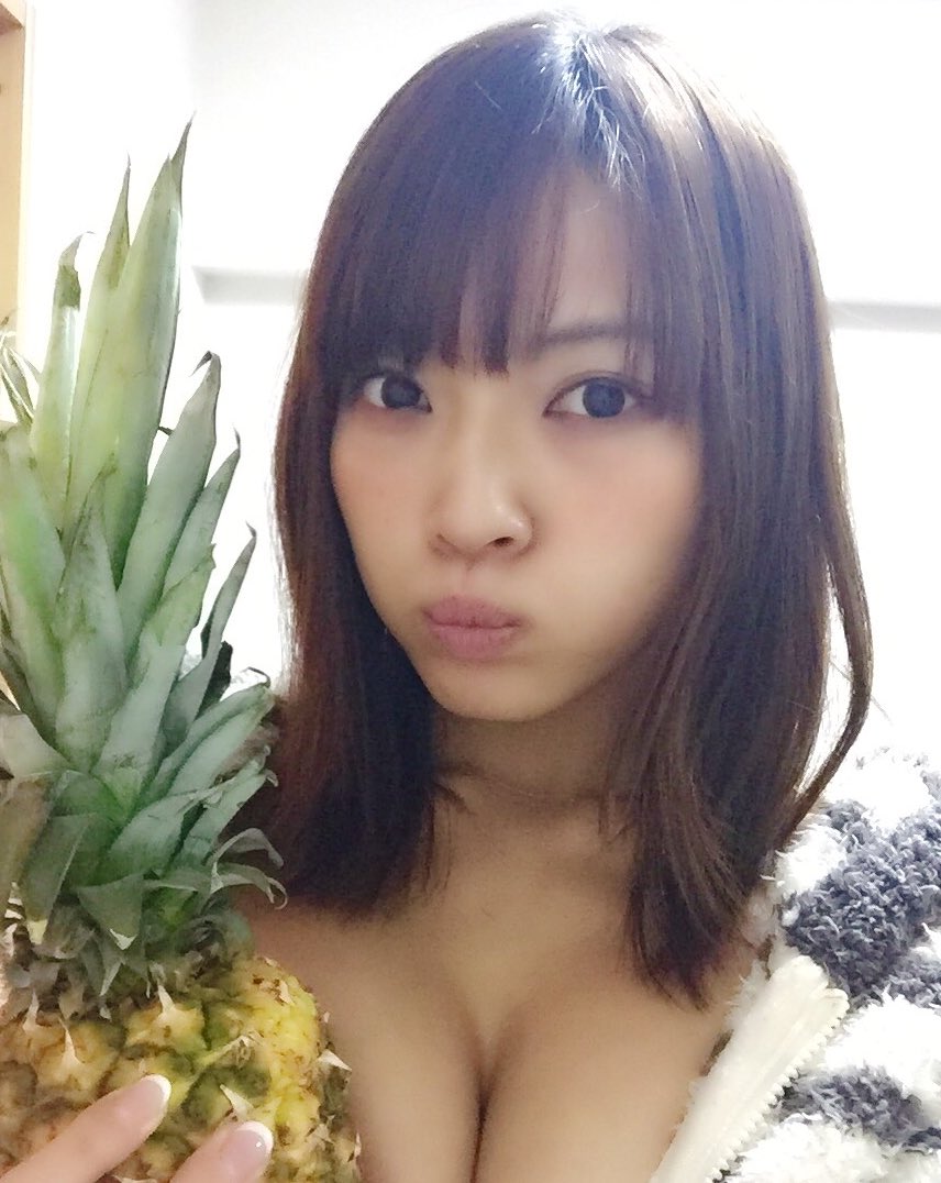 パイナップルを持って自撮りする伊藤しほ乃の画像♪