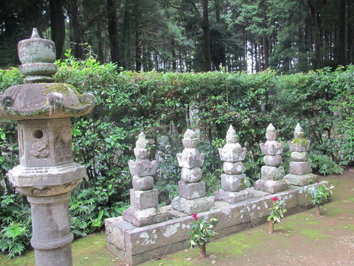 龍潭寺 井伊家墓所 右から2番目が直虎