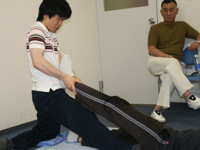 碓井流活法の練習をする栗原誠