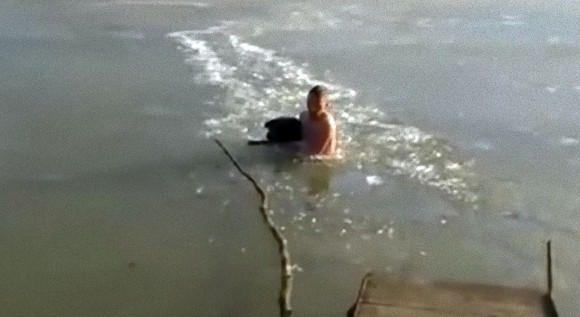 凍った池でおぼれている犬を発見した男性、迷わず飛び込み氷をかき分けながら犬の救出に成功（ロシア）