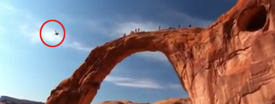 巨大な岩のアーチで過激にジャンプ！毛穴全開、世界最大級のロープスイング（米ユタ州）